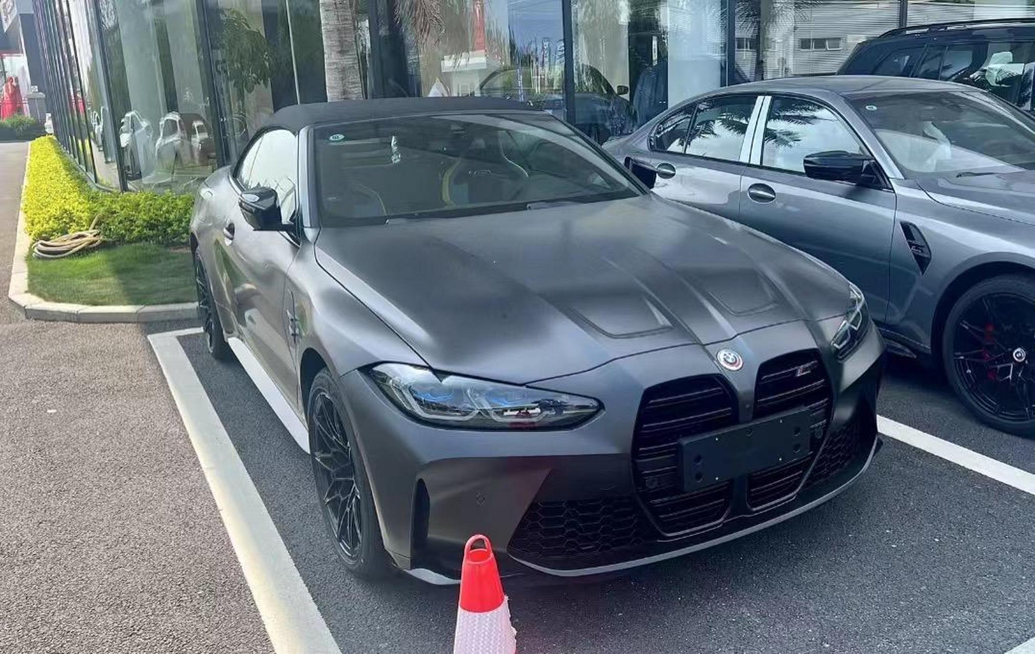 宝马m4 敞篷 1013900 磨砂深灰/亚斯玛瑞纳蓝 现车 磨砂深灰色15200元