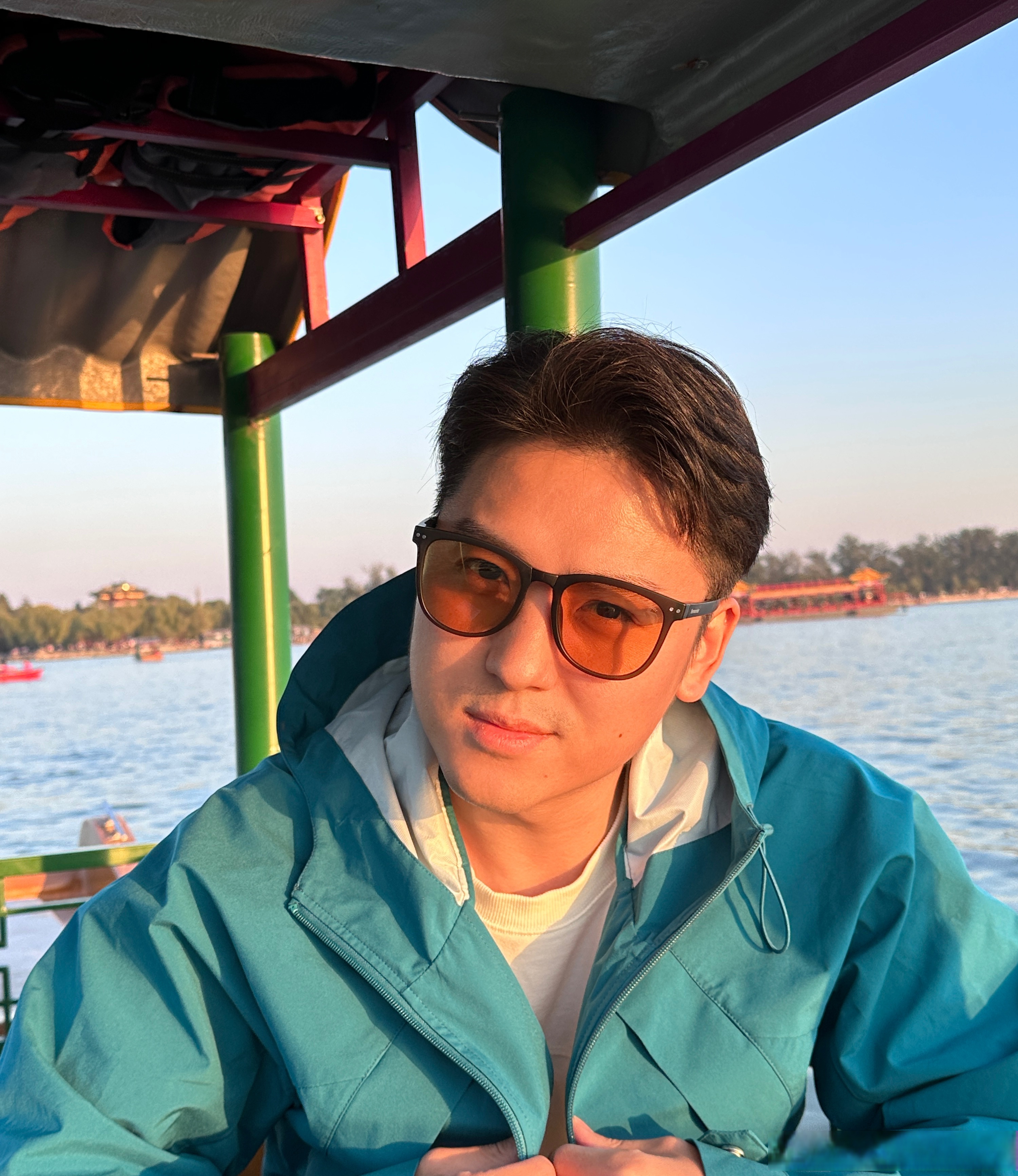 万寿山腰观景雅,昆明湖上泛舟忙.#董栋##颐和园