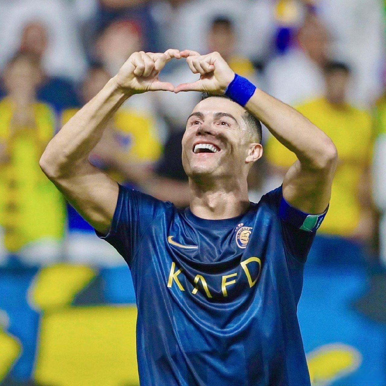 c罗向球迷比心庆祝#  c罗点射破门后向球迷比心[心][心][心]庆 !