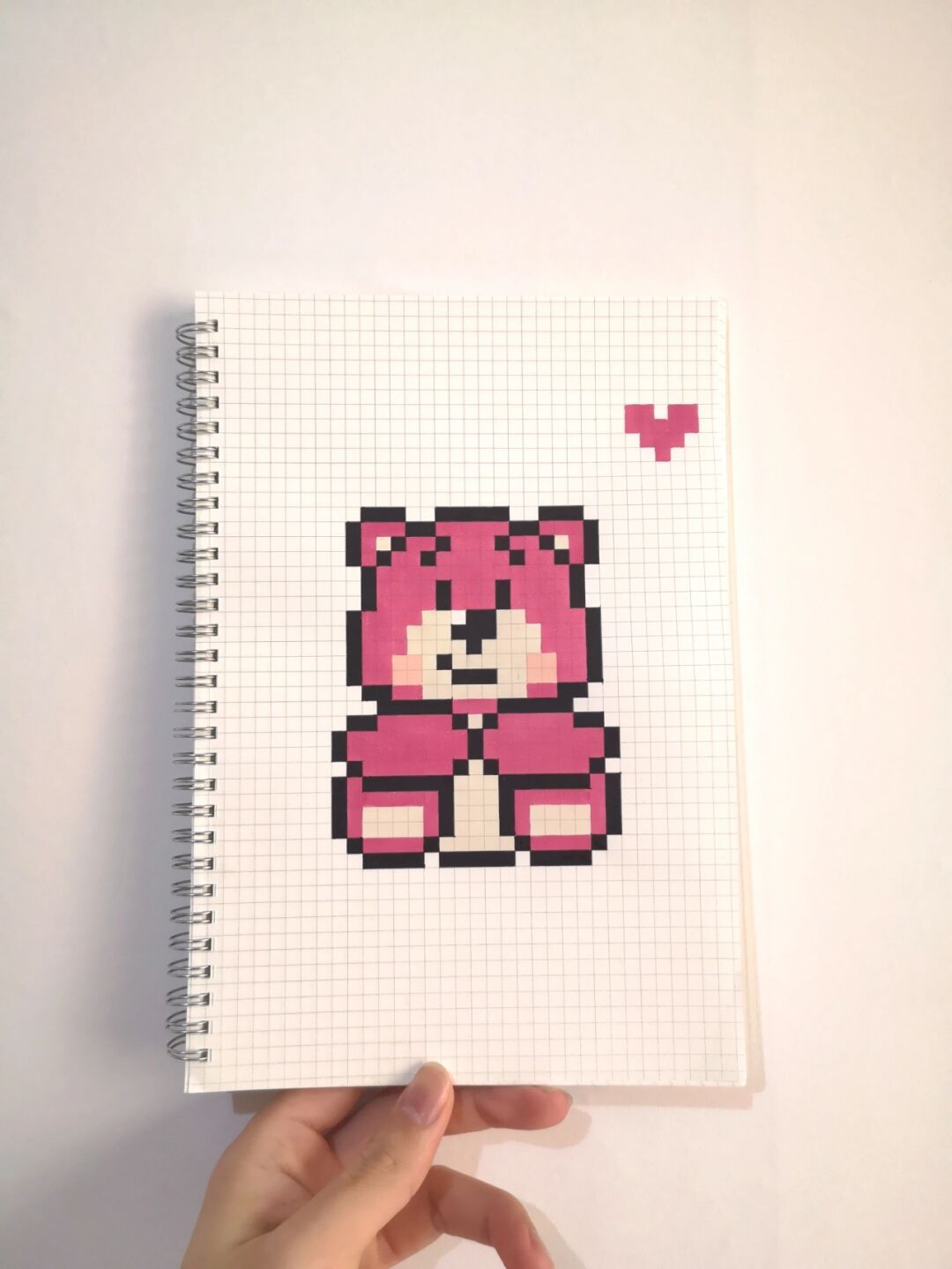 像素画:草莓熊 看起来像一块草莓熊饼干 像素图纸来自: #拼豆# #像素