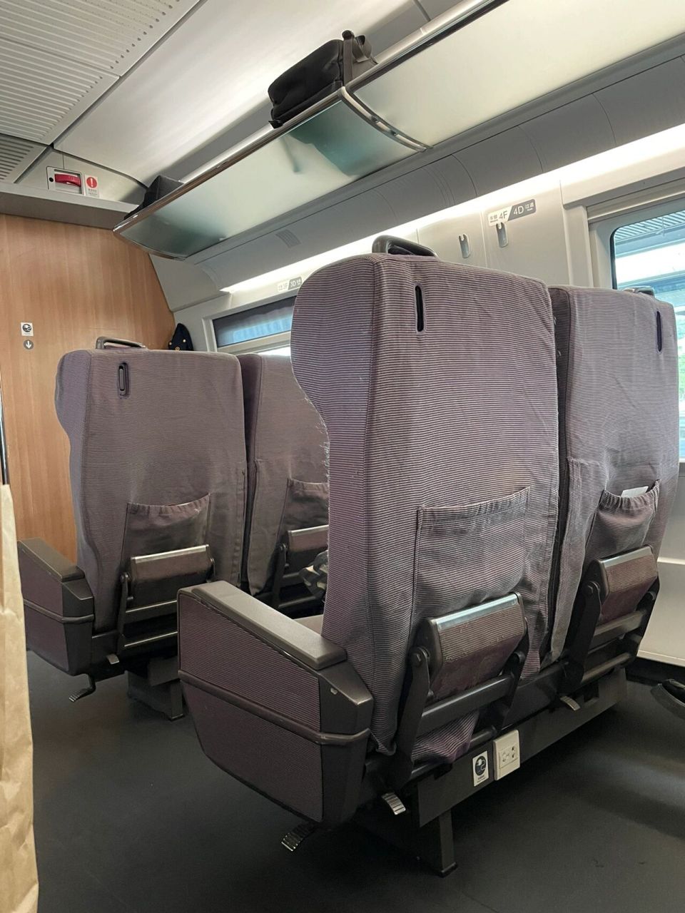 高铁一等座没有小桌板?