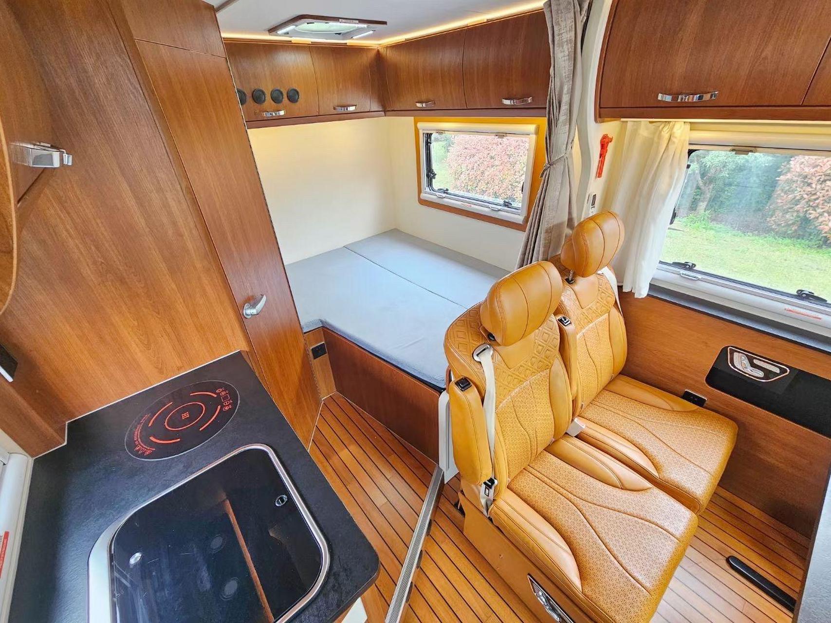 21年原装进口6.5吨依维柯底盘霍夫勒c型房车 1.