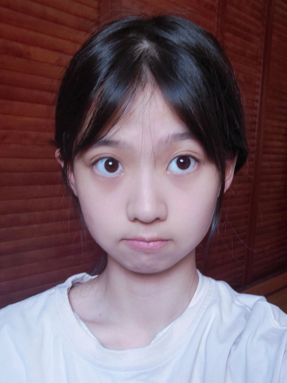 你永远不知道素颜乖巧的女大学生妆后什么样 尝试一下新风格 (这个