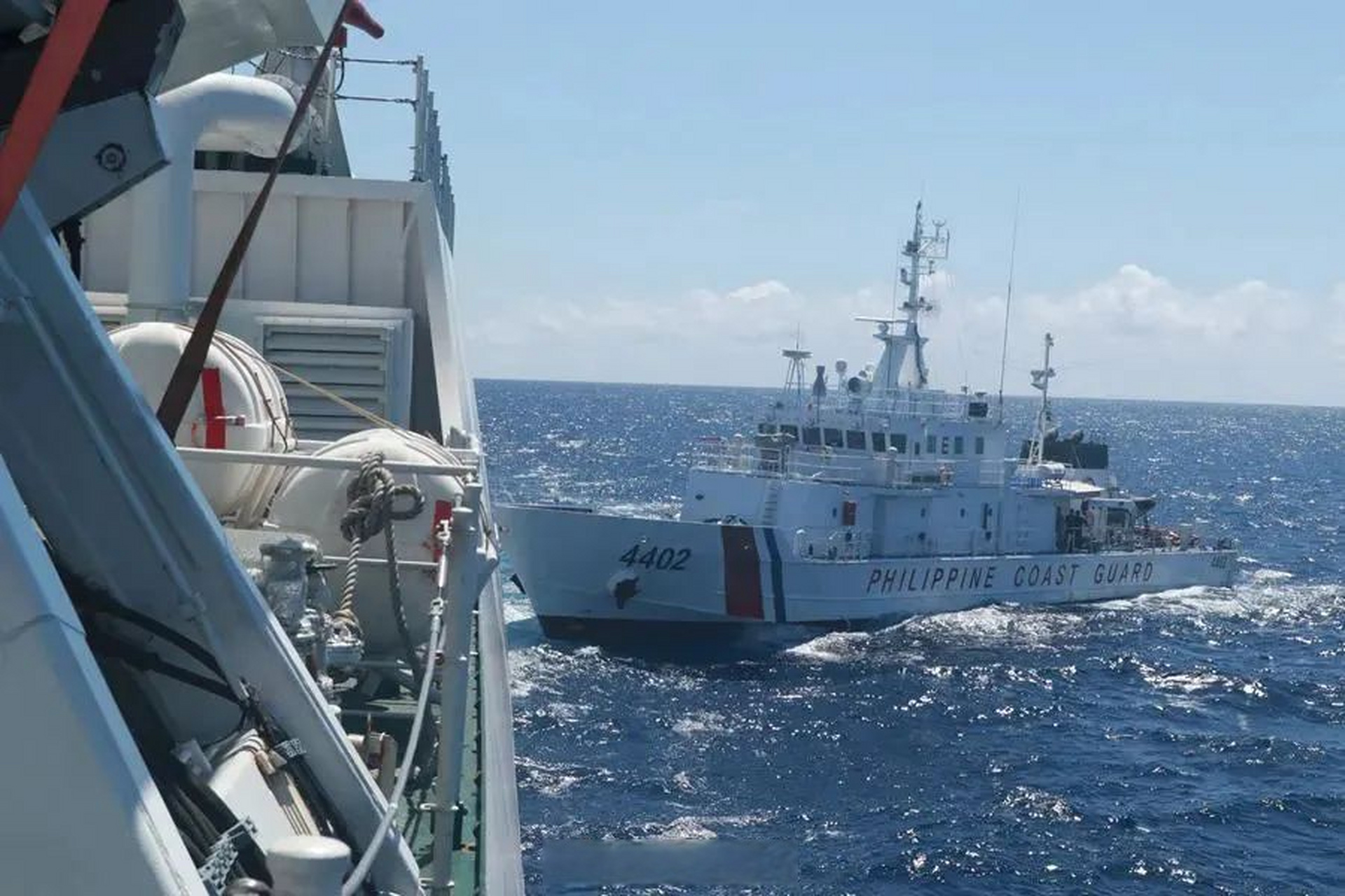 【中国海警依法驱离菲非法进入我仁爱礁邻近海域船只】中国海警局新闻