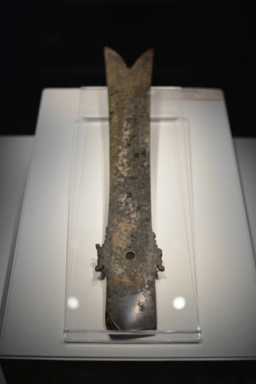 #文化西安# 玉牙璋 • 石峁文化 陕西省神木市石峁遗址出土 陕西#悦