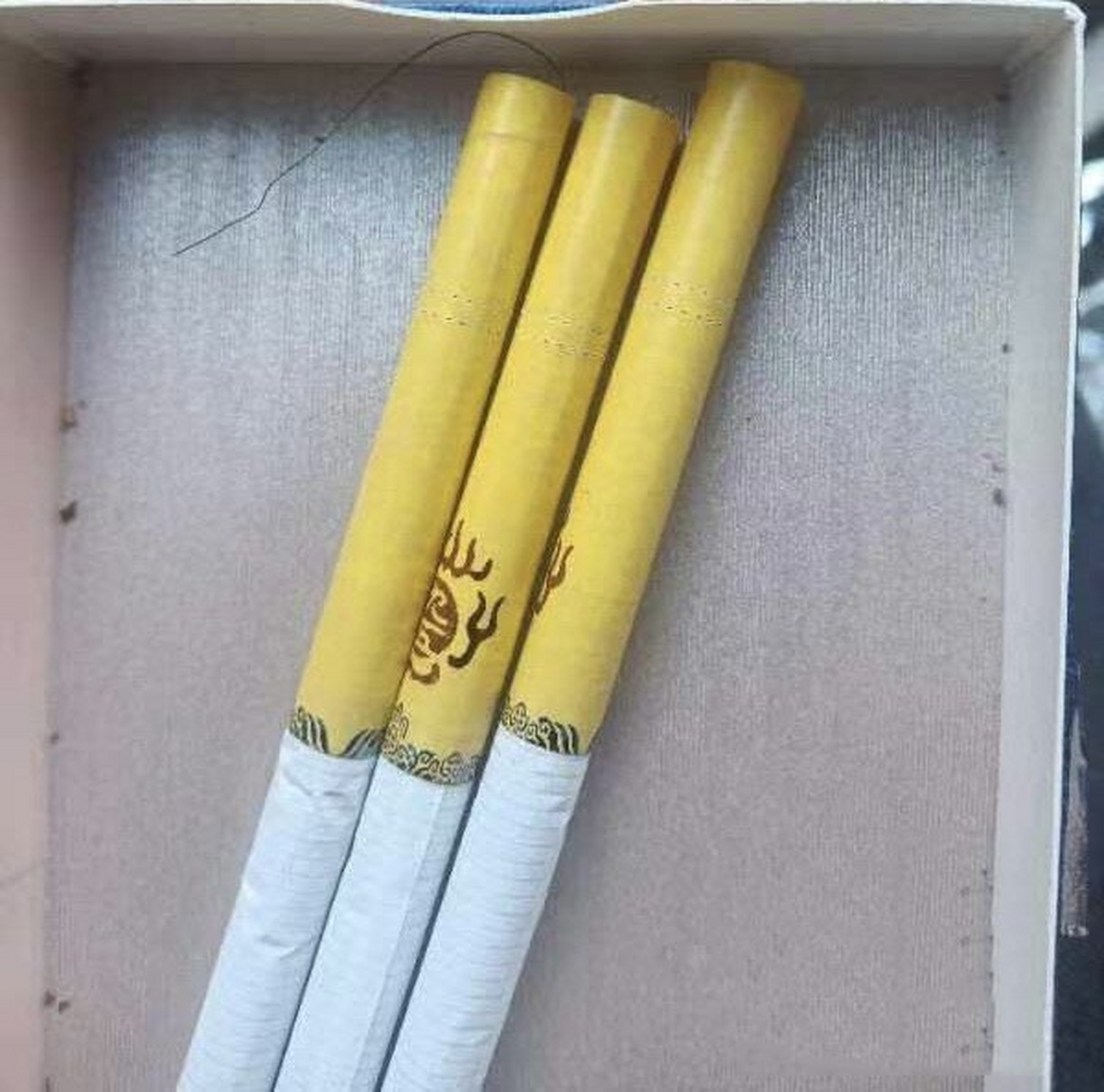 九五至尊香烟烟嘴夹杂毛发 "烟嘴里面竟然夹杂毛发,让人不适.