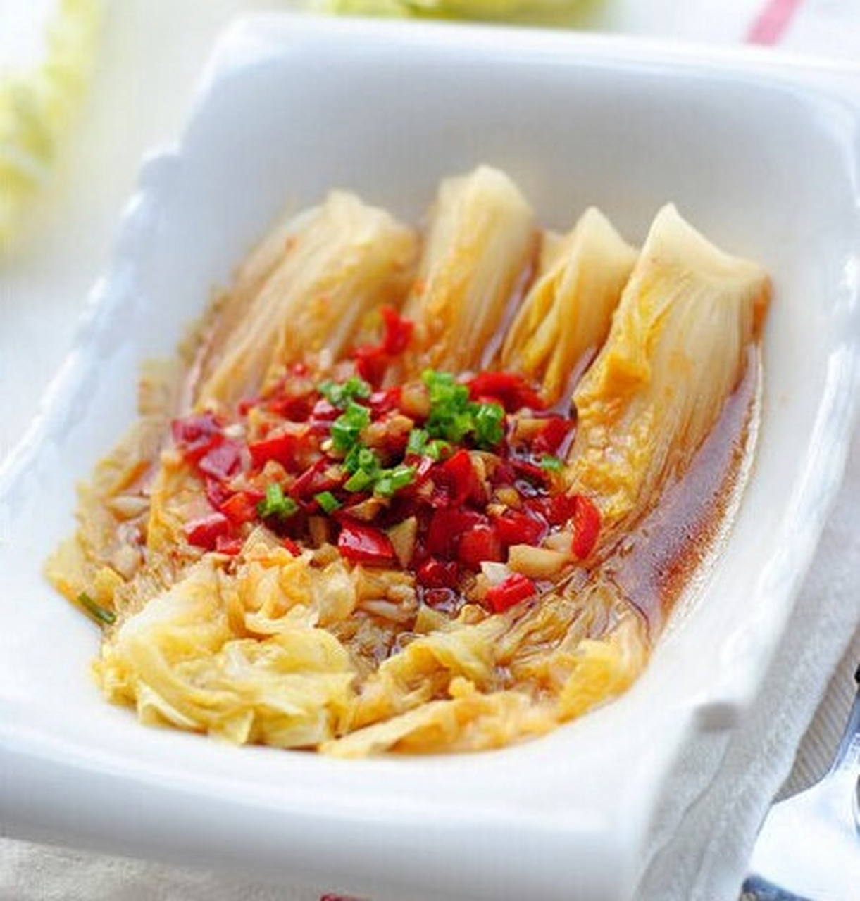 【剁椒蒸娃娃菜】娃娃菜洗净备用;将一棵娃娃菜切成6瓣;切开的娃娃菜