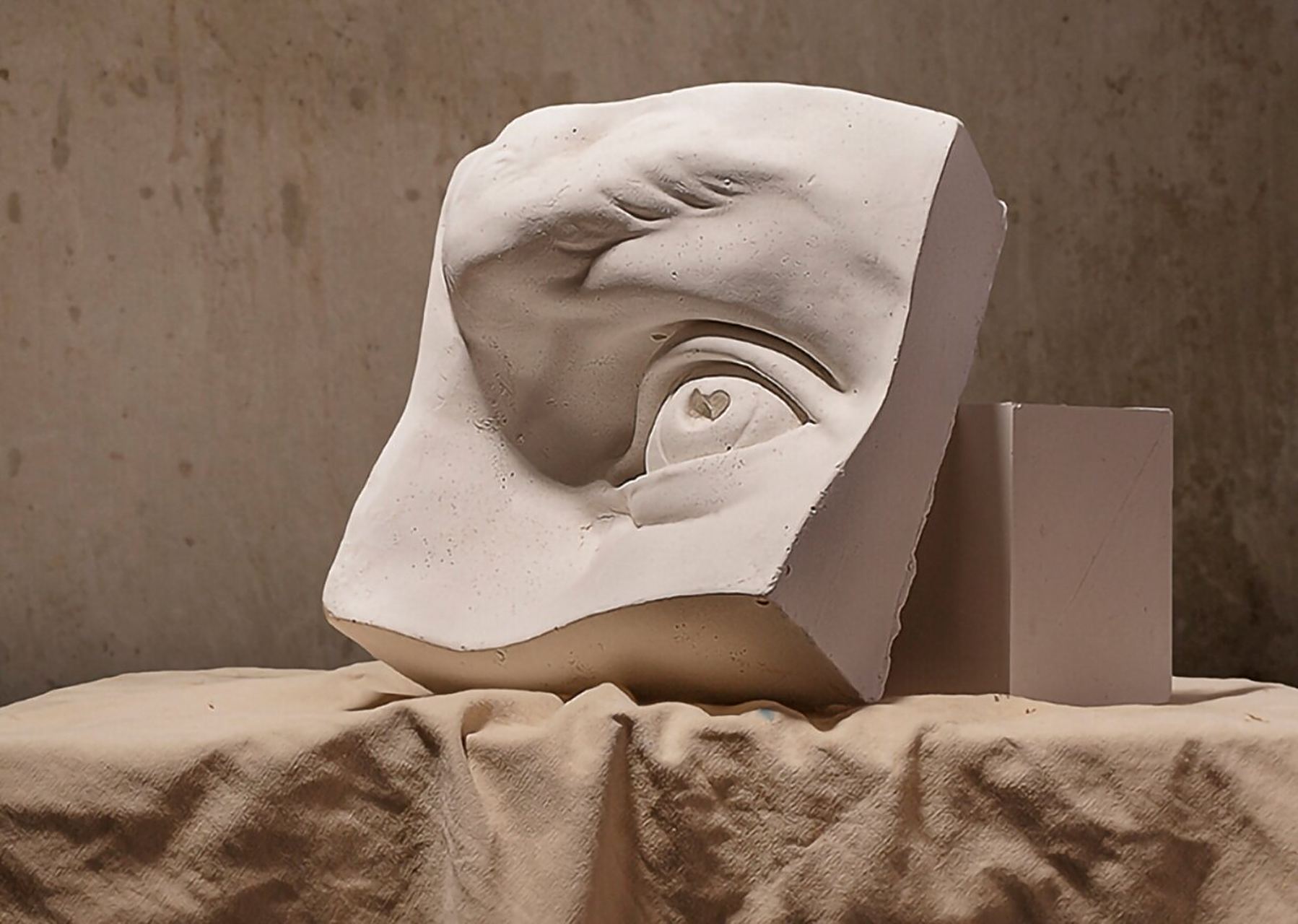 素描石膏像眼睛画法步骤图解 一,眼睛结构 眼睛是个球体,置于眼窝中