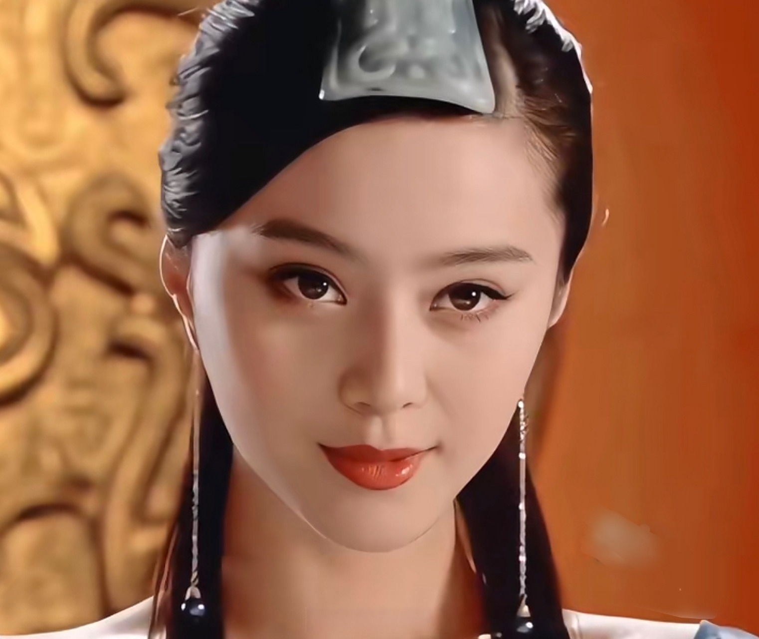 范冰冰早期脸盘子也是宽的,为什么后面变成标准瓜子脸了