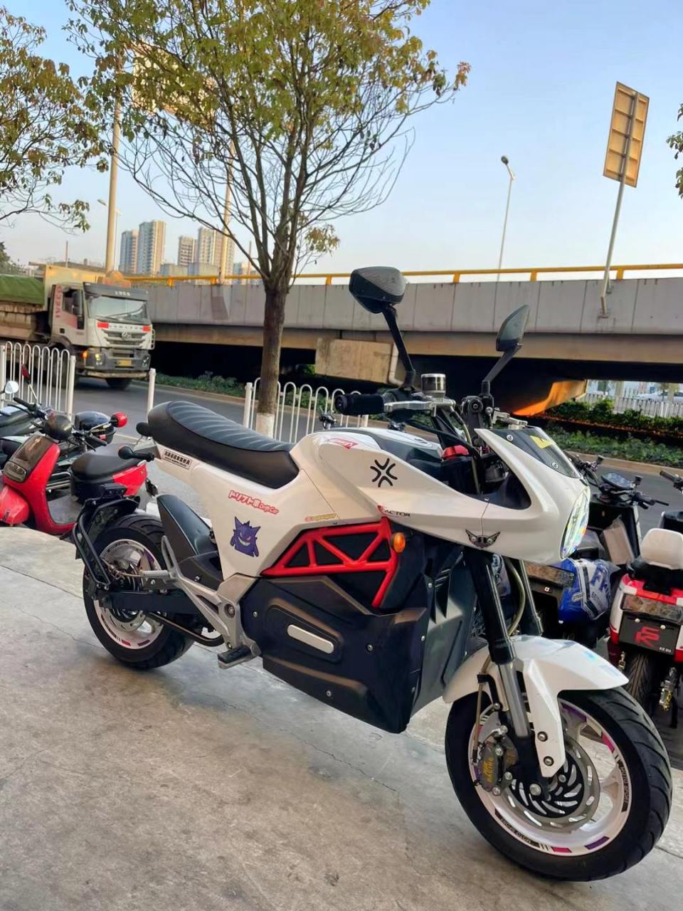 超帅绝版车型高端品牌小猴子原装壹酷中置m6一台,72伏35安大容量电池