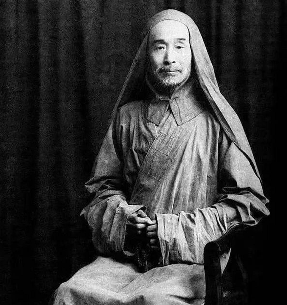 弘一法师俗家名字李叔同,出身豪门,自小聪颖非凡.