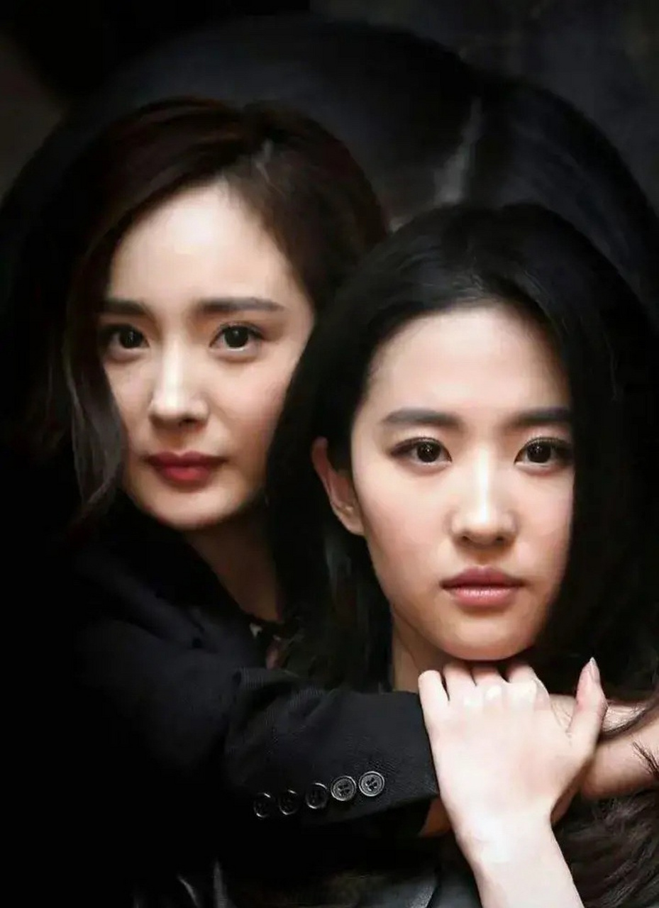 杨幂和刘亦菲两位85花同框的照片中,谁的颜值更胜一筹?