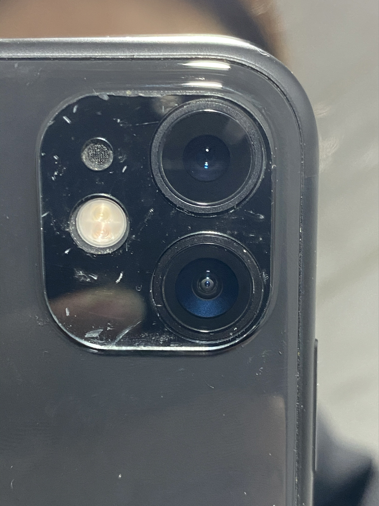 苹果11贴了镜头膜就是这样的下场
