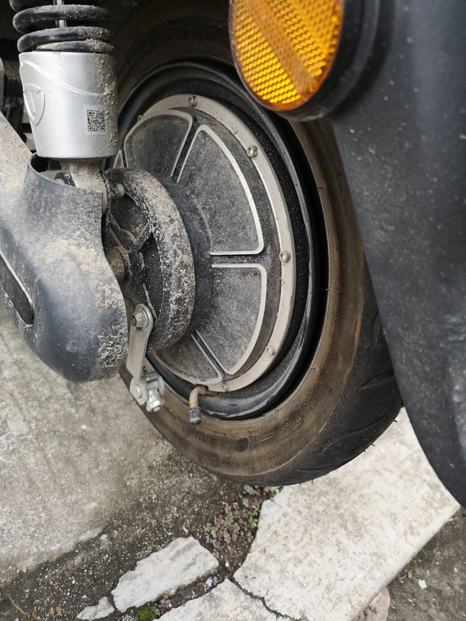 电动车爆胎怎么搞 中午就发现车胎没气了想着下班再推出去修,但是!