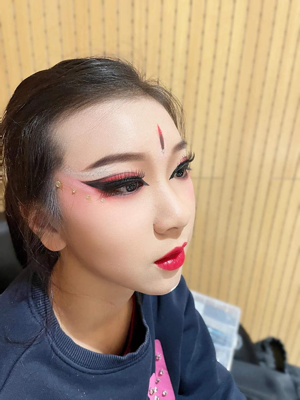 蒙古舞妆容 蒙古舞妆容,英姿飒爽,刚中带点柔,可惜了我没给做发型,没