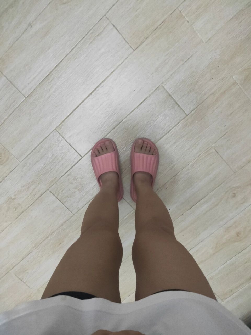 姐妹们,哪个视角的腿最真实 自己看着腿可太粗了,但是一量腿围48,我看