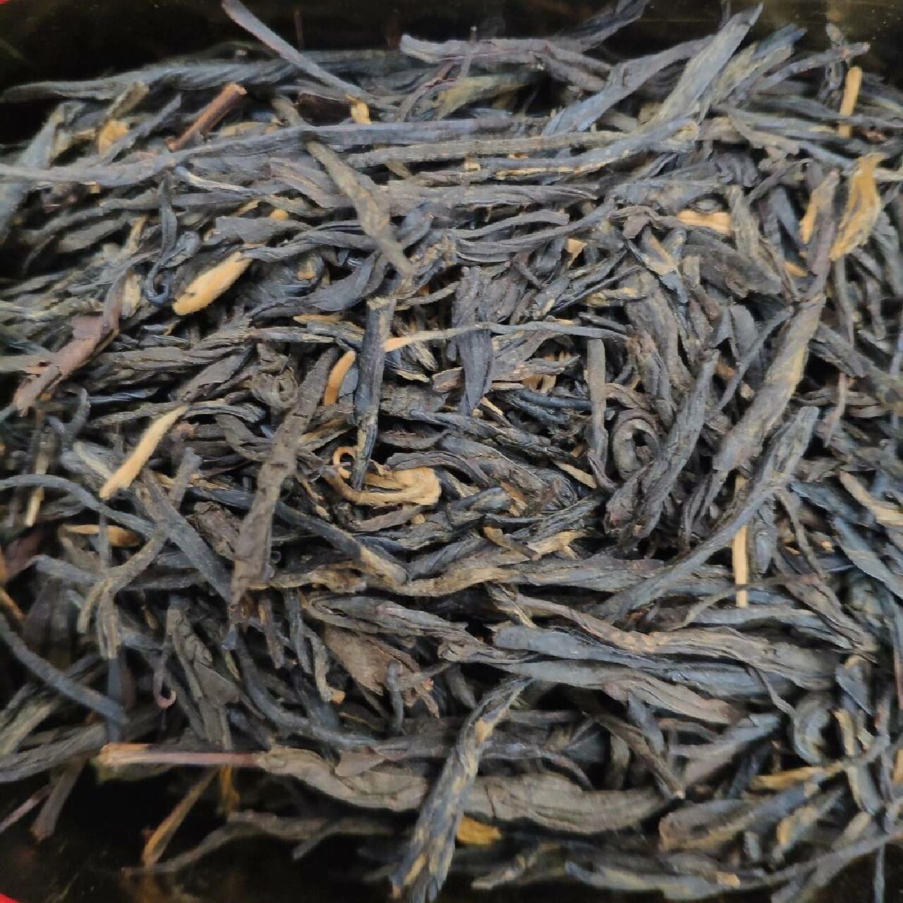云南松针红茶的作用与功效 云南松针红茶属红茶类,干茶细长挺秀,采用