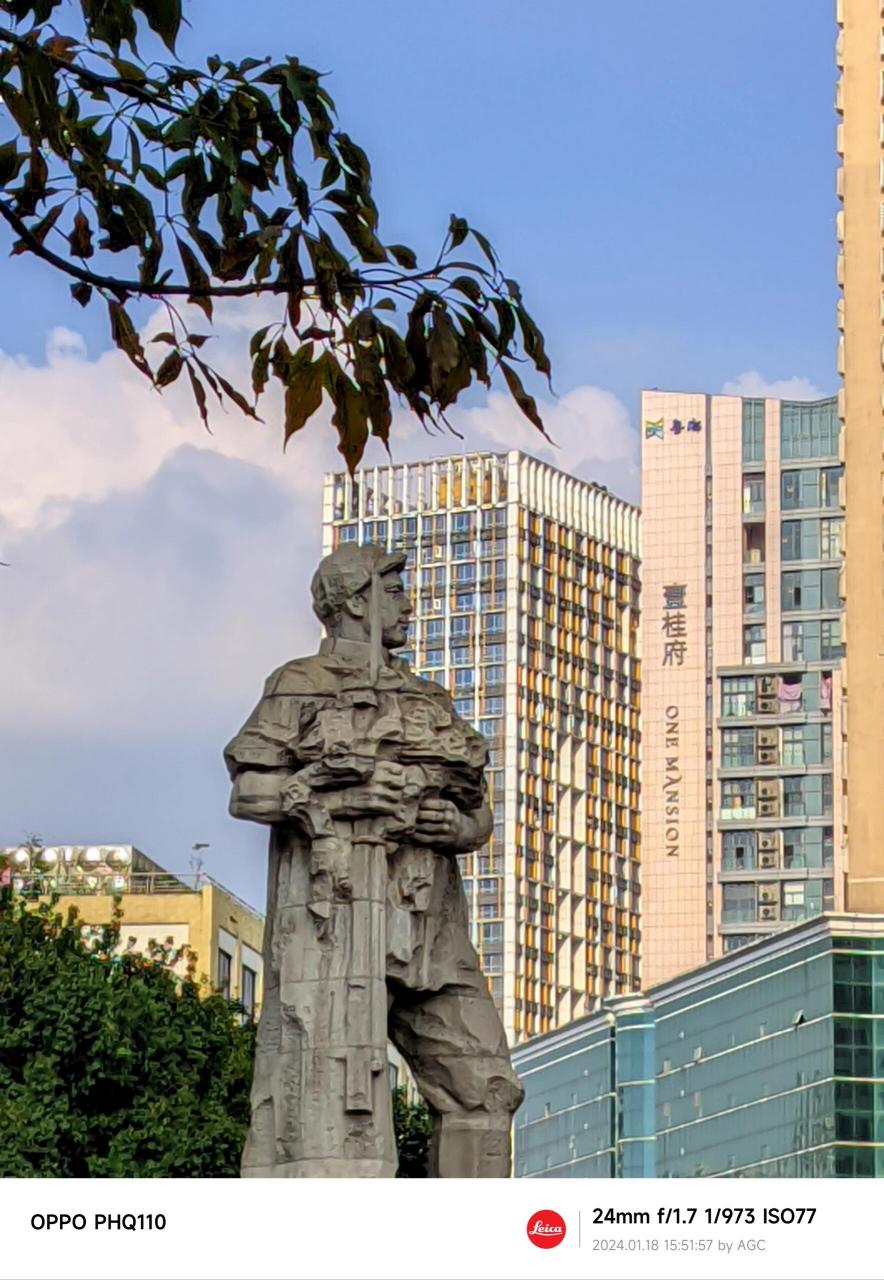 广州海珠广场站,一出站看到的解放雕像 英雄站在环岛中间,面容坚毅