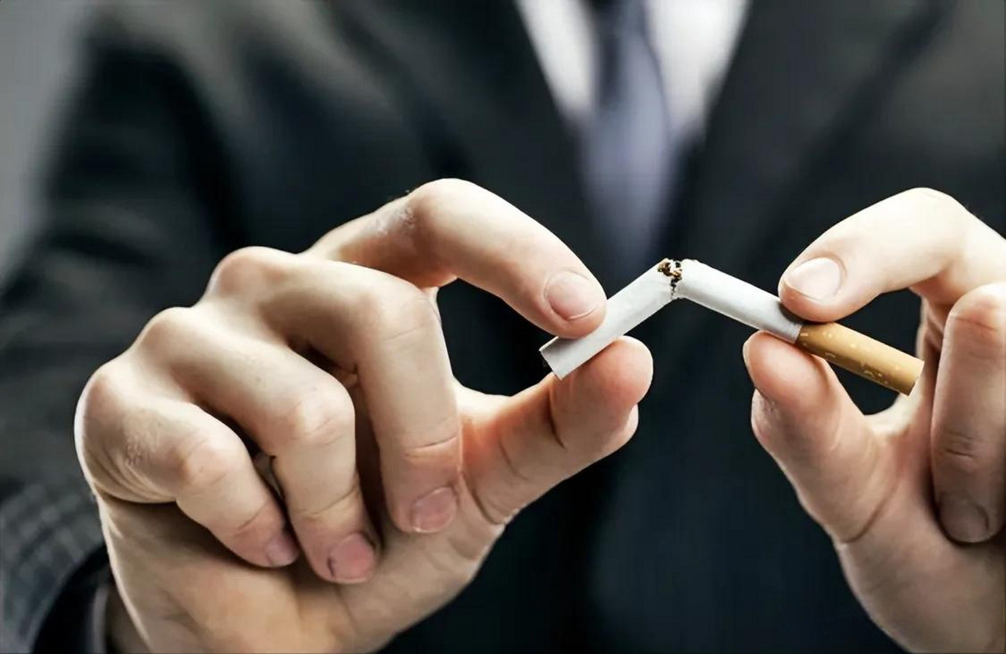 戒烟和戒酒必须选一个,你选哪一个我个人认为,我会选择把烟戒掉.