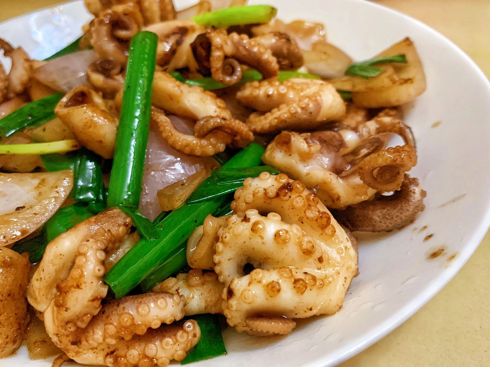 洋葱爆炒小墨鱼仔(大排档口味) 这款属于干炒型 94准备:墨鱼仔,洋葱