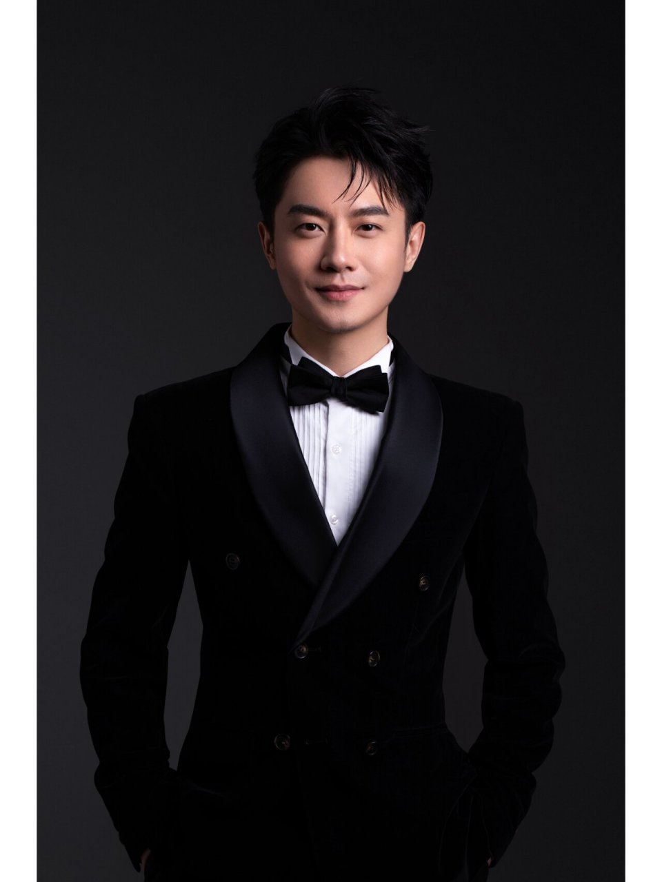 "声入人心"舞台上的翩翩君子 一开口就是国泰民安 被誉为"跨界美声"