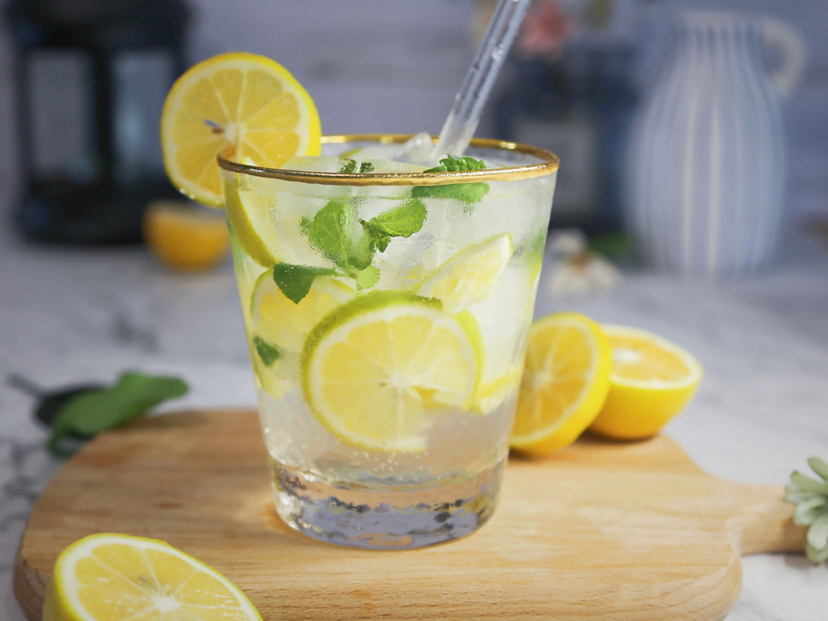 最近都靠冰饮续命……我喝的最多的就是这款柠檬薄荷气泡水啦,清爽的