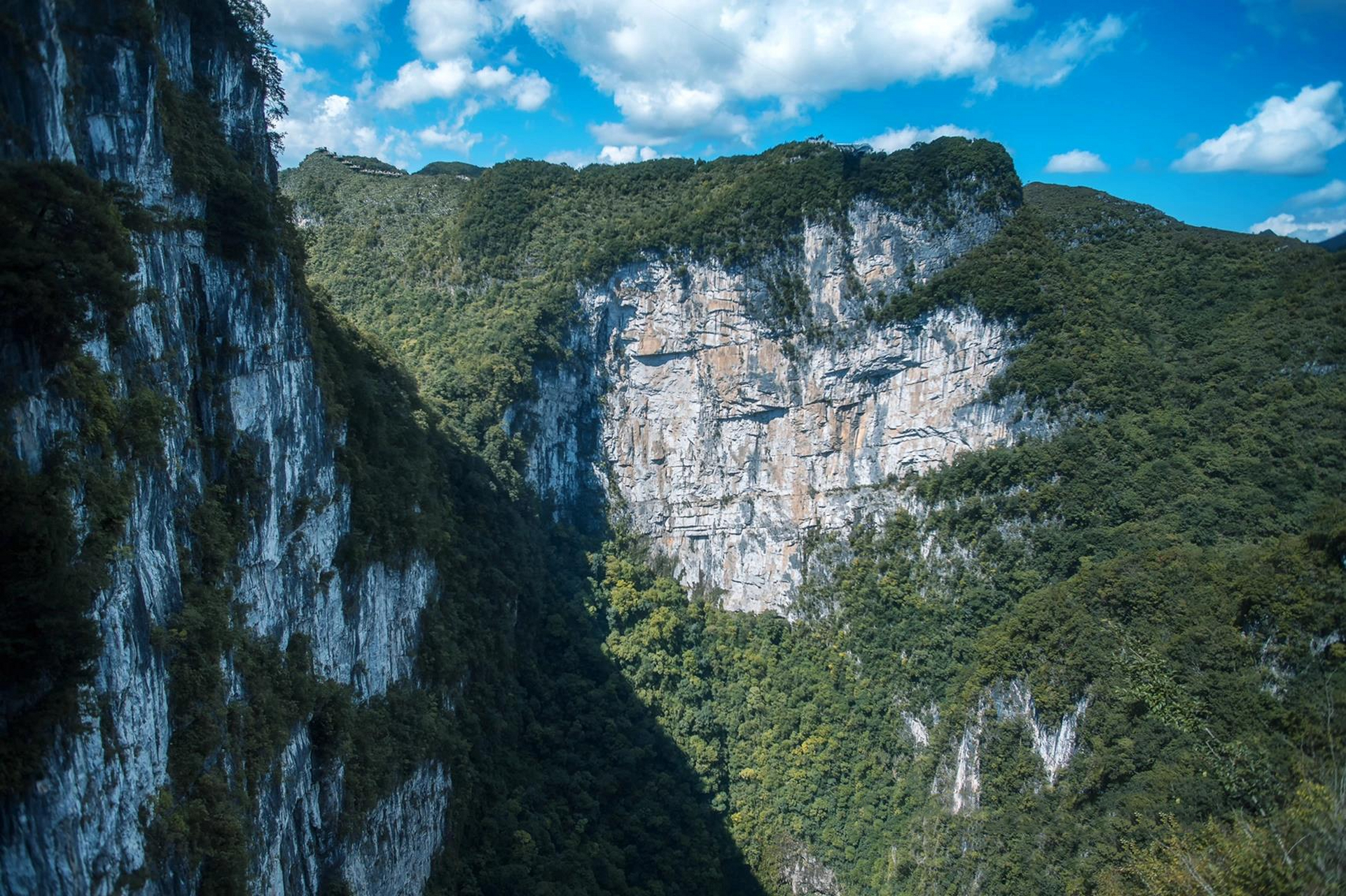 险峻,恢弘的世界第二大天 大石围天坑位于广西百色了业县的同乐镇,从