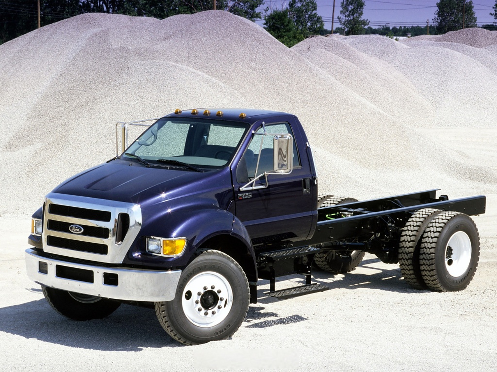 能把福特f-750 super duty这种干重活的家伙改造成van,北美之外任何一