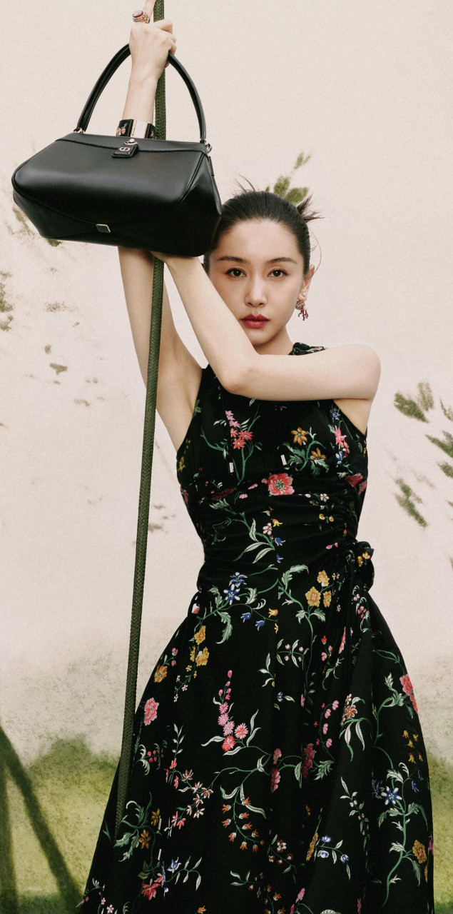 王子文新视线wonderland四月刊封面大片,身穿dior2023春夏系列碎花裙