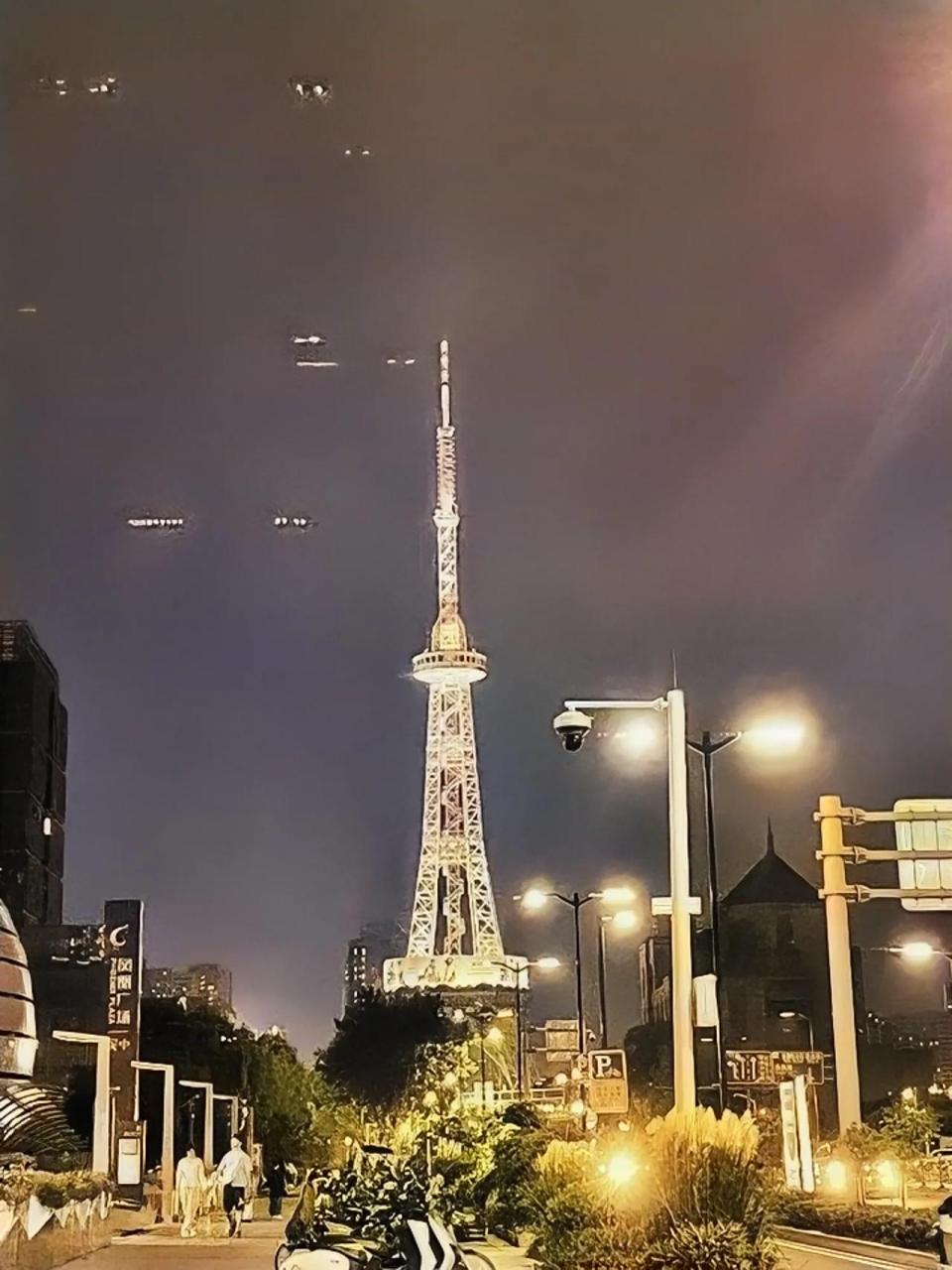 东吴塔,它是苏州南城埃菲尔铁塔,不过现在只剩下灯光了,早已人去塔空