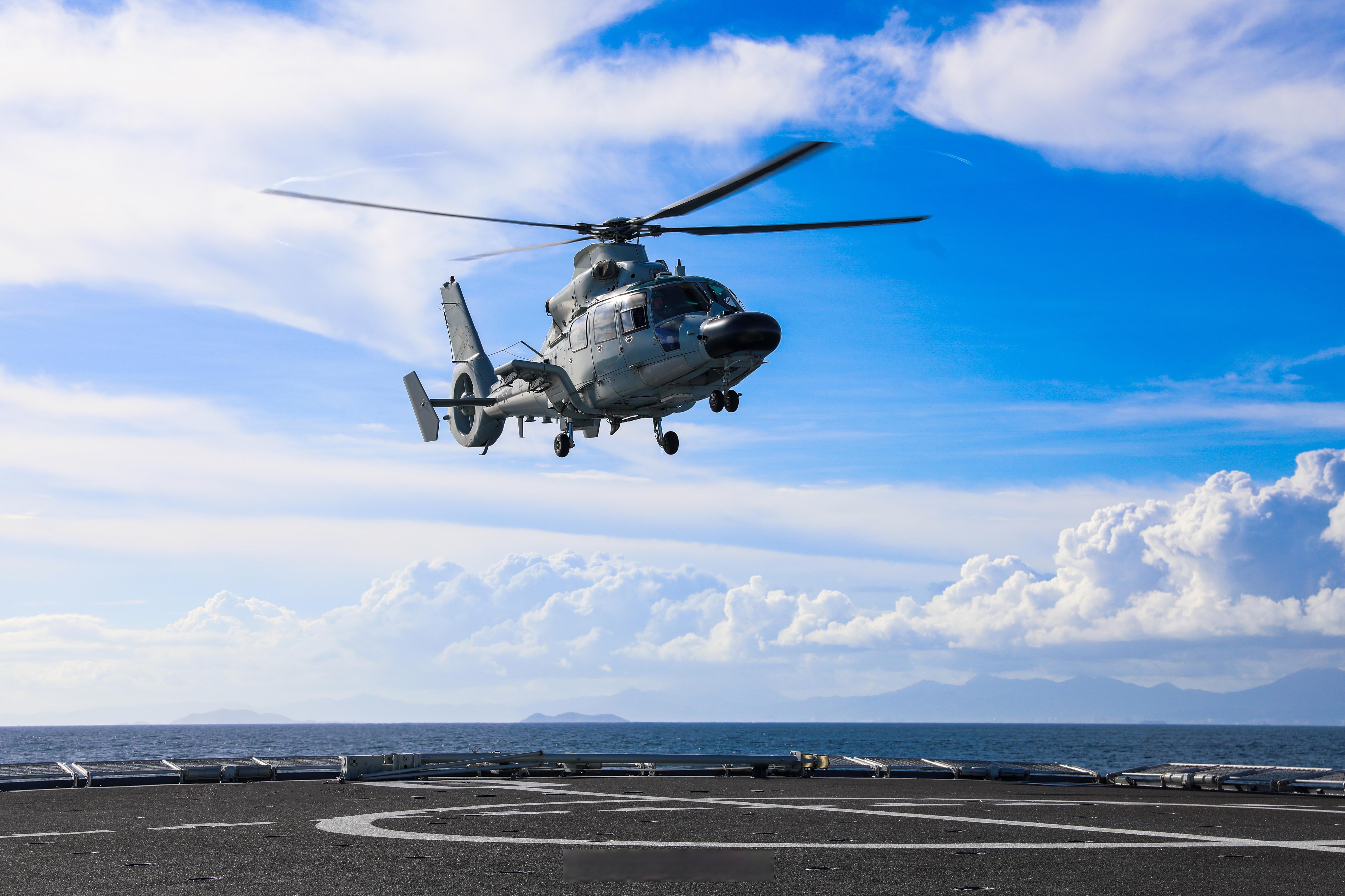 近日,南部战区海军某舰载直升机部队联合某舰艇支队,开展多课目舰机