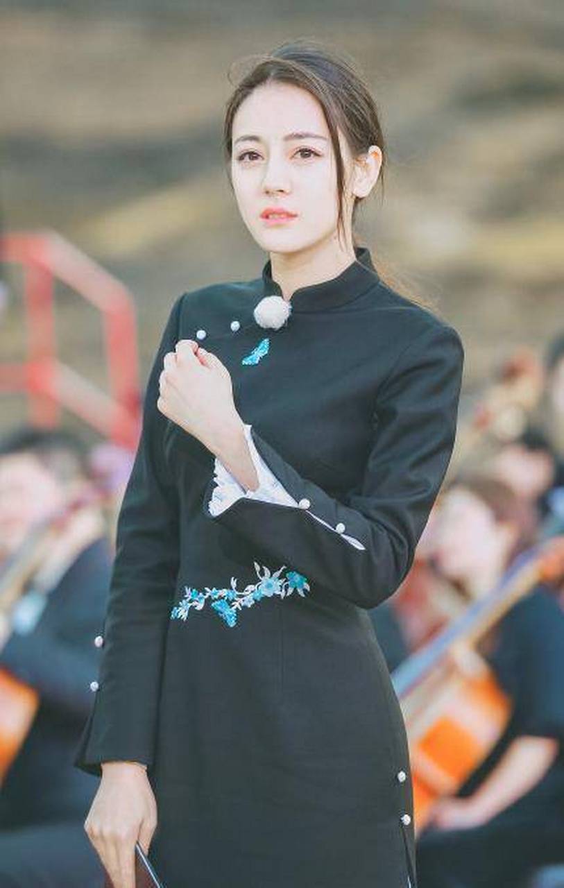 热巴蓝色旗袍双丸子头造型太像现实版春丽了,腿也是白到发光