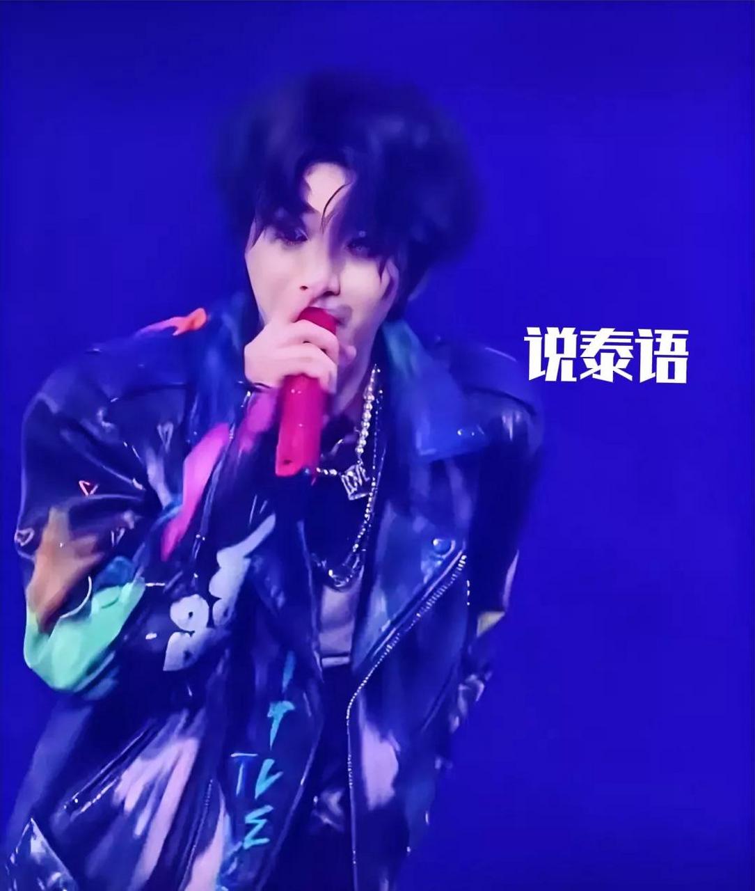 蔡徐坤看小抄说泰语,很多人都不得不被蔡徐坤这一顿操作整懵了,并且