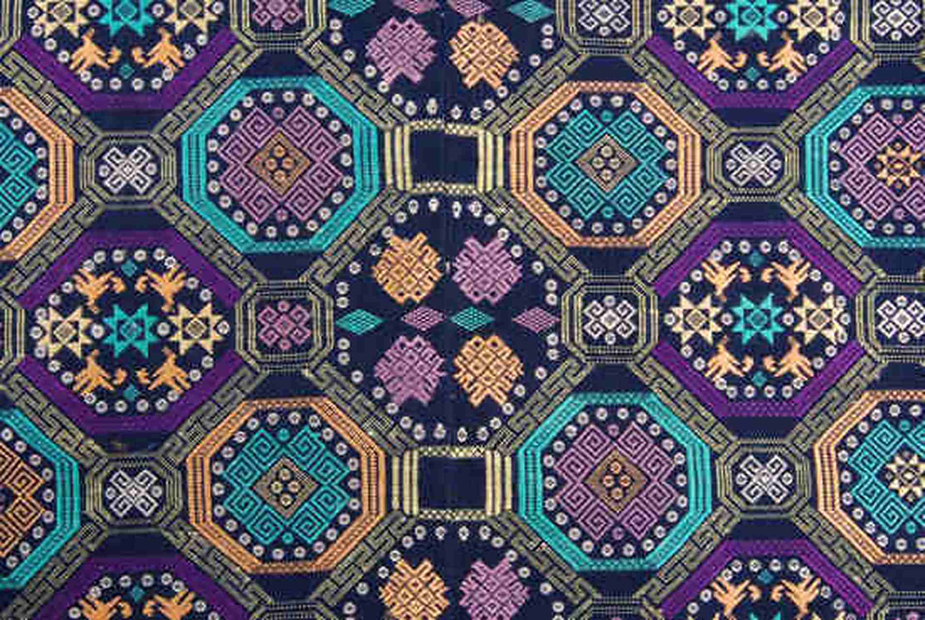 "有着千年历史的壮锦,又称"僮锦","绒花被",与云锦,蜀锦,宋锦并称中国