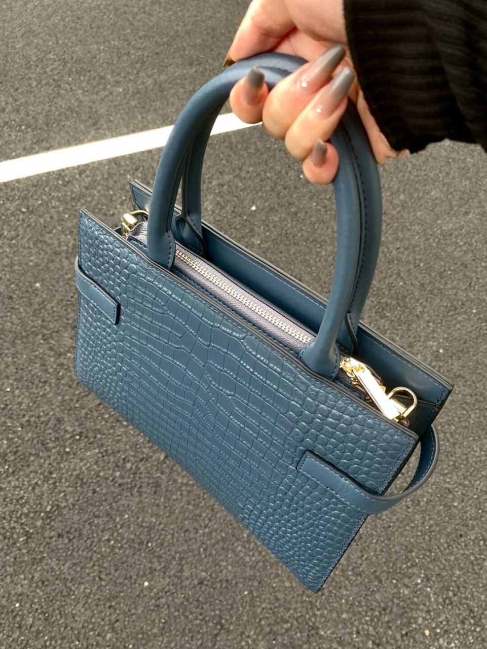 这个包包牛皮的看起来就很有质感 版型很正 硬挺的不会软趴趴 日常