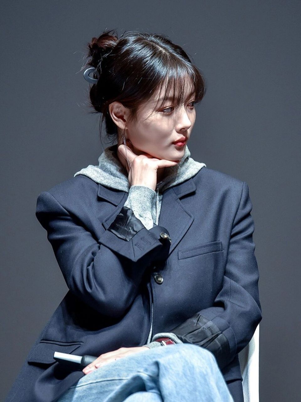 金裕贞近期活动穿搭合集,西装外套搭配牛仔裤与半身裙,简约知性