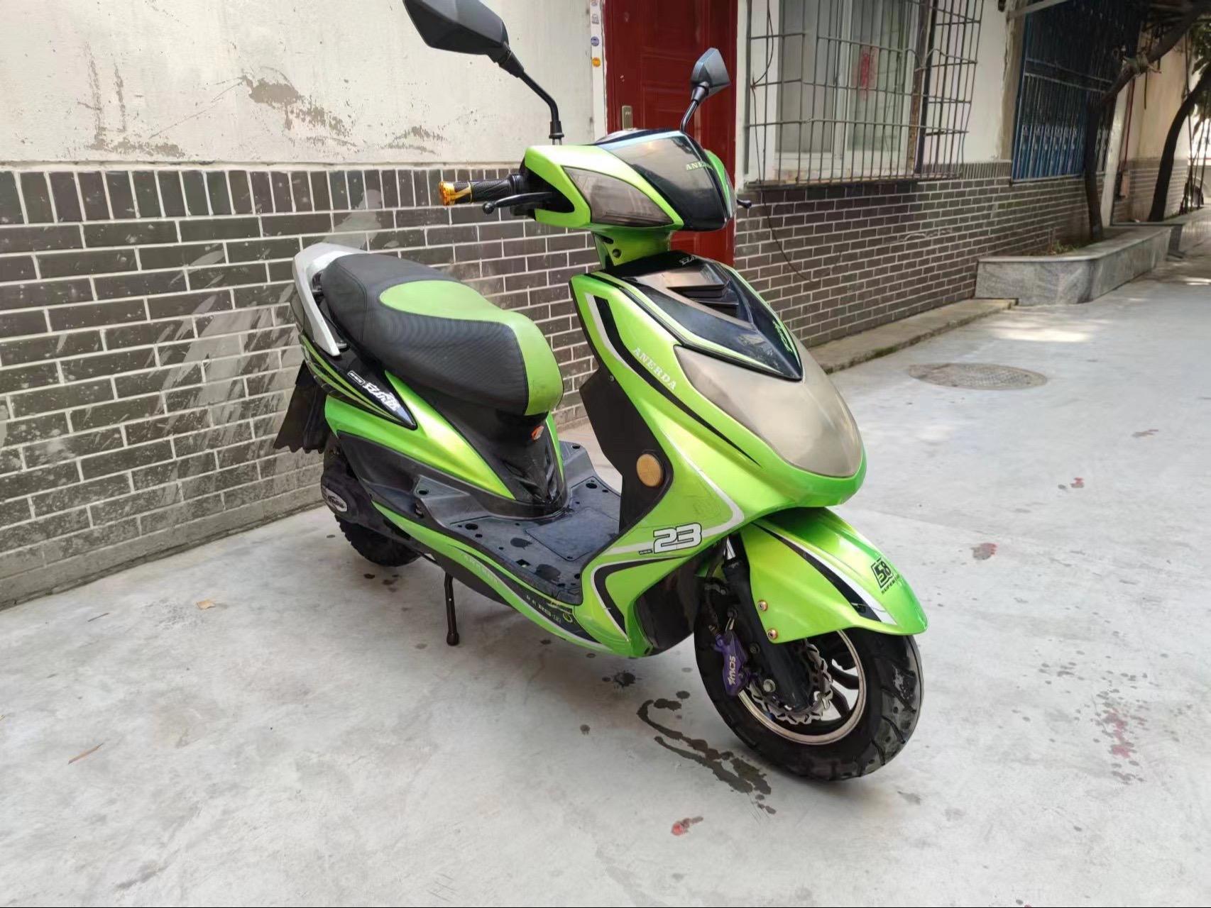 这个安尔达72v前后双碟刹车,电瓶三个月质保.