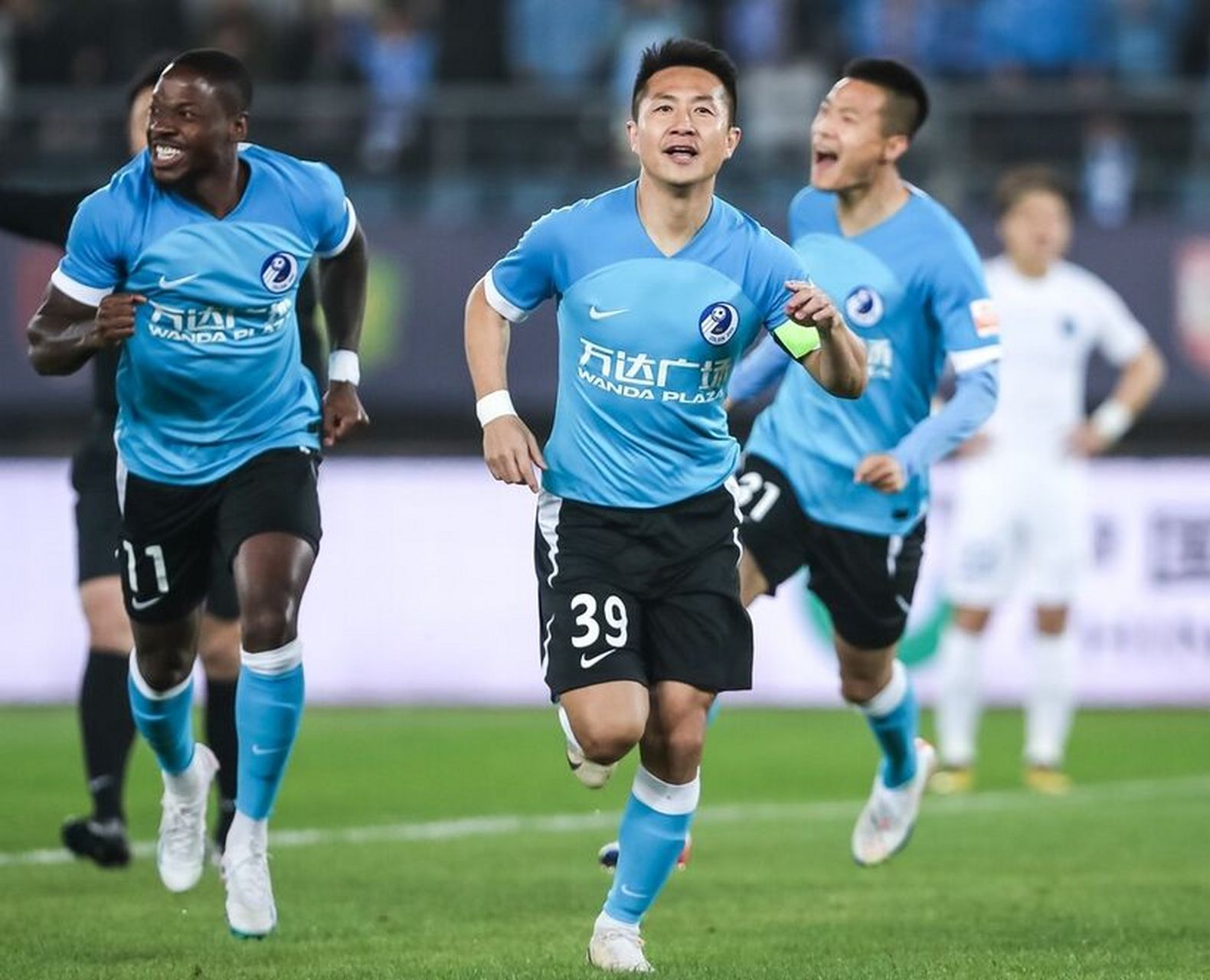 大连人2023赛季全新主场球衣 目前中超仅有河南队还未亮相本赛季的新