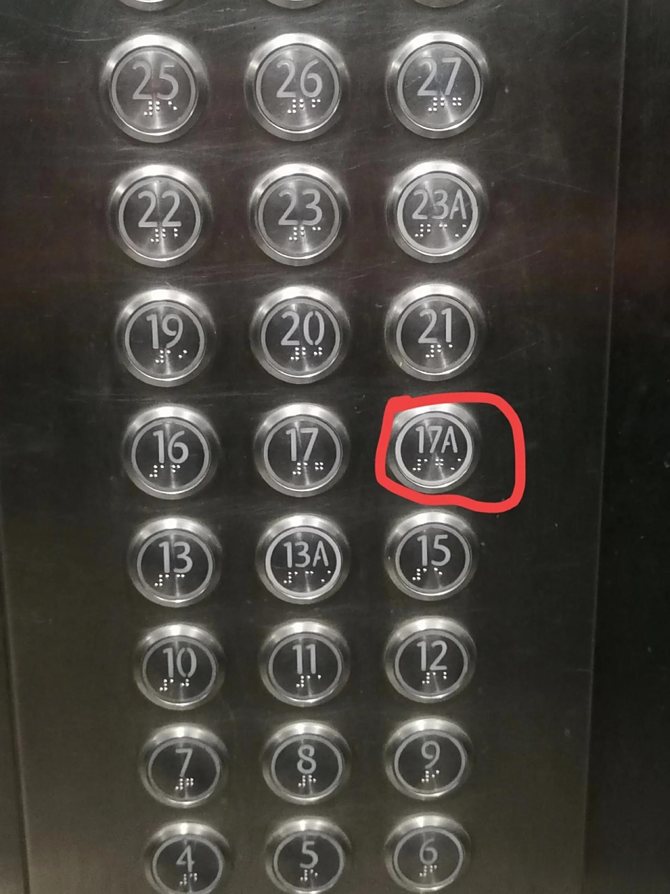 头一次见到把18楼标成17a的电梯.  18不是个很好的数字吗?
