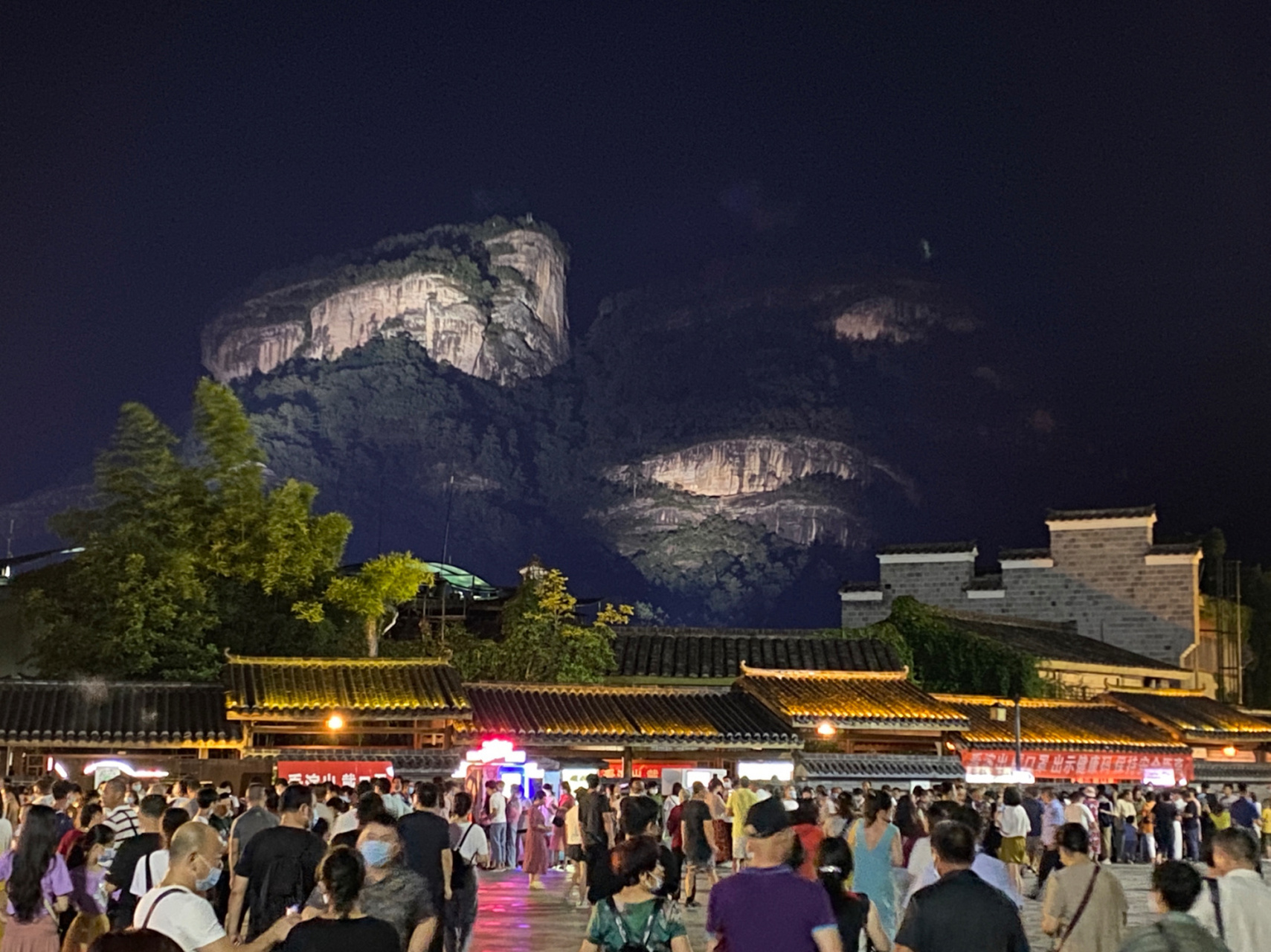 武夷山市印象大红袍 #印象大红袍# 的景和观赏感受还是不错的,就是在