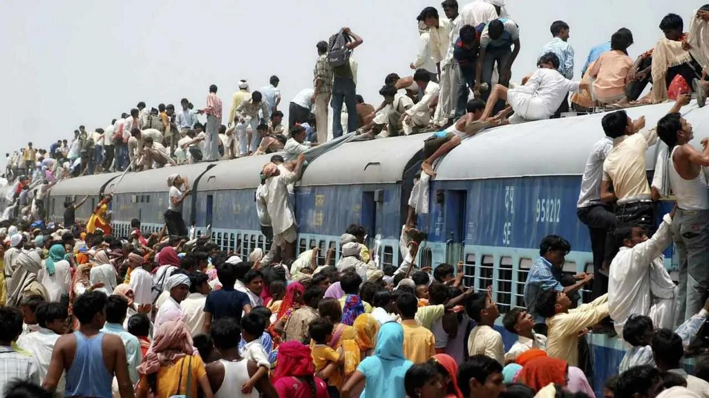 印度火车发生脱轨相撞事故!目前已经造成至少120人死亡,800多人受伤!