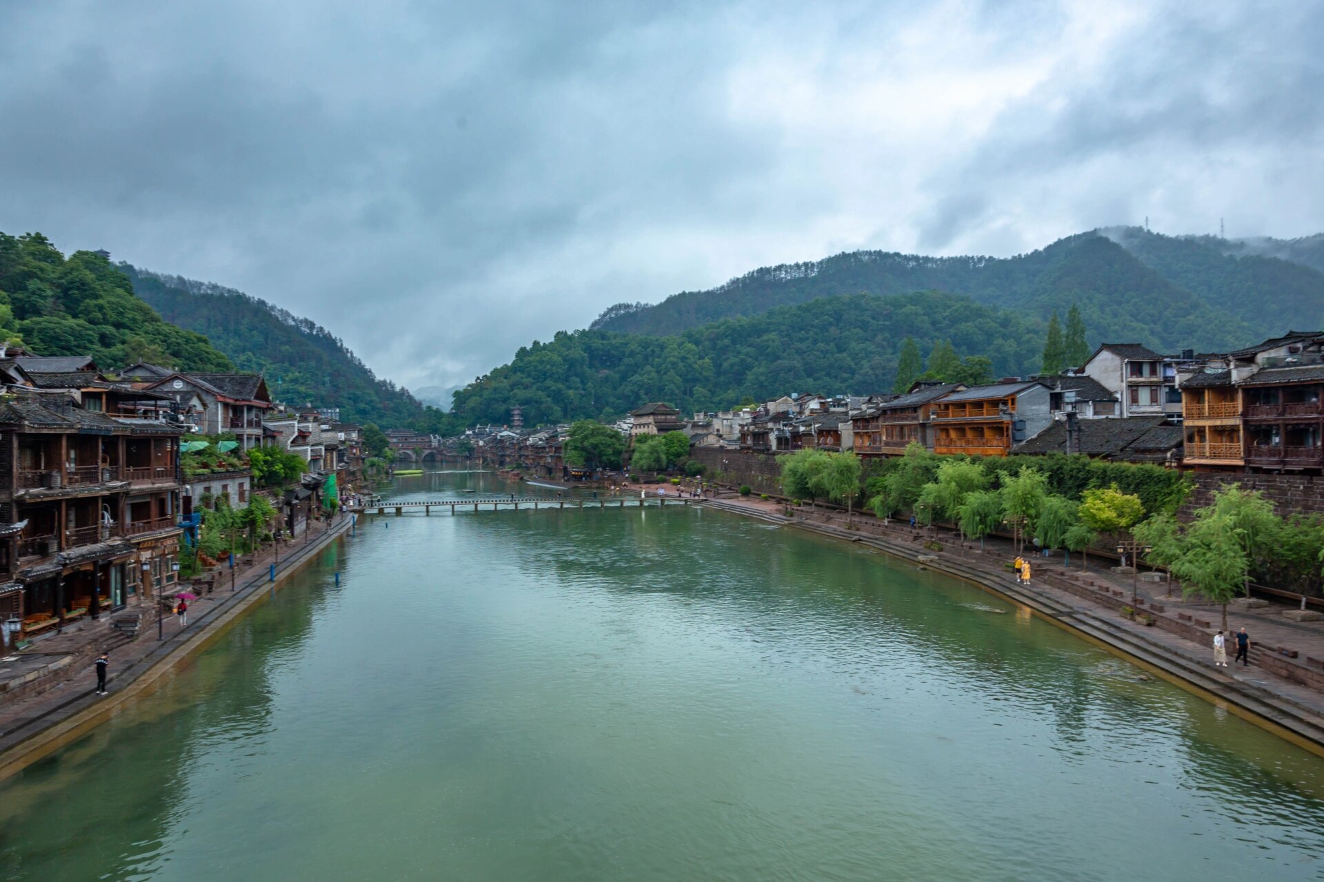 清晨的凤凰古城又是另一种风景 来凤凰古城,最不能错过的当属古城夜景