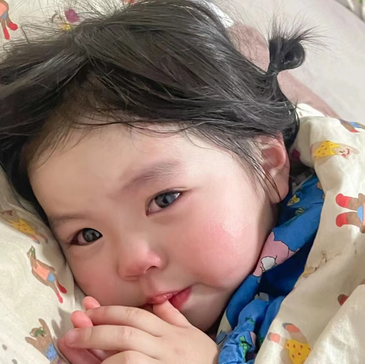 哭泣表情包 05呜呜~ 眼泪都快流成小河啦!