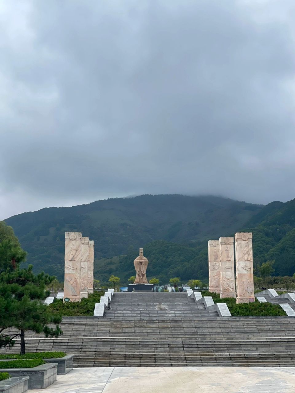 甘肃华亭  秦始皇祭天广场来溜达一圈 这确实是一个被旅游者忽略的