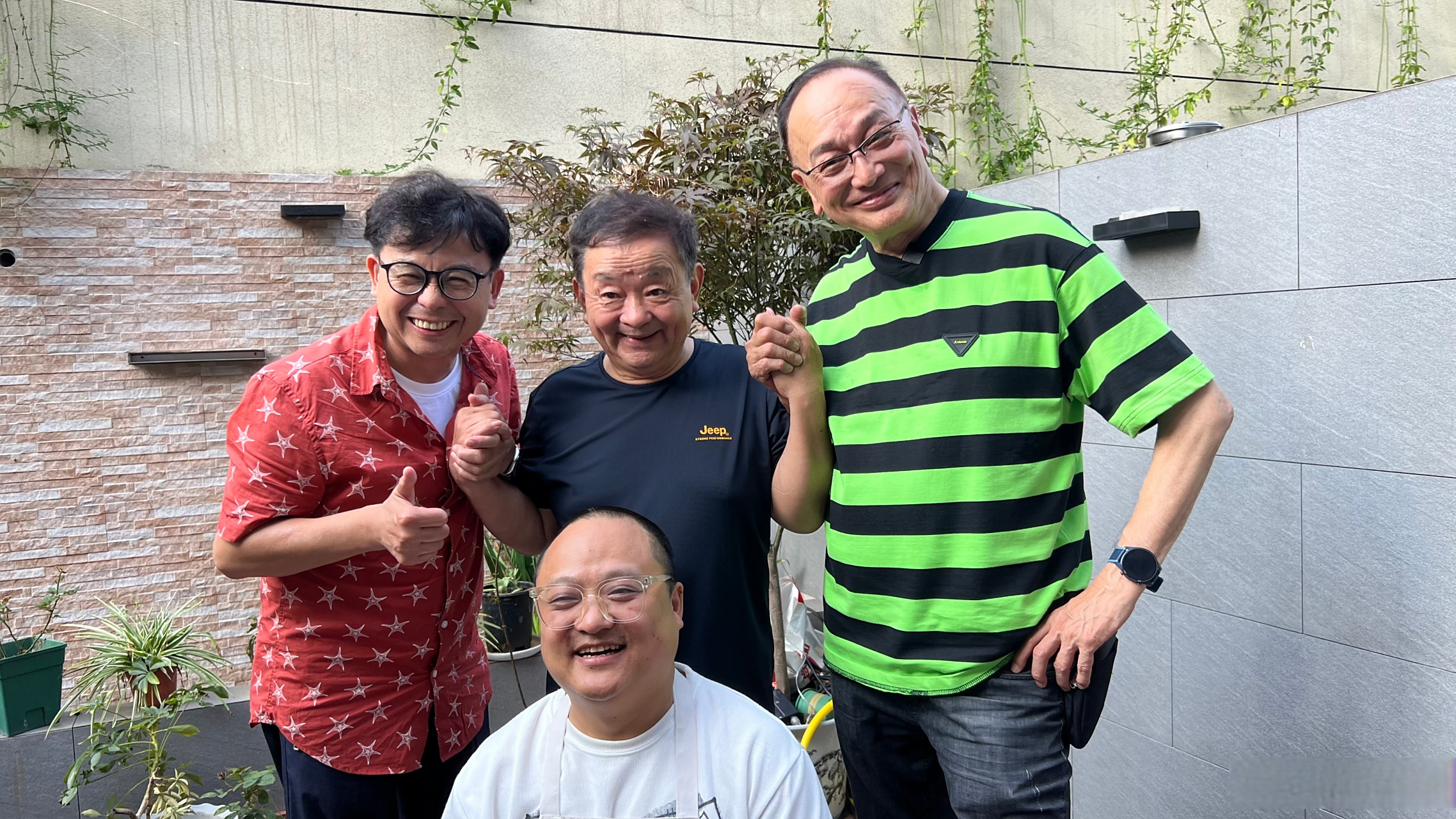 到了四川南充,和好友曹查理,"巴蜀笑星"巴登西绕,梅琳导演,"阿郎"李正