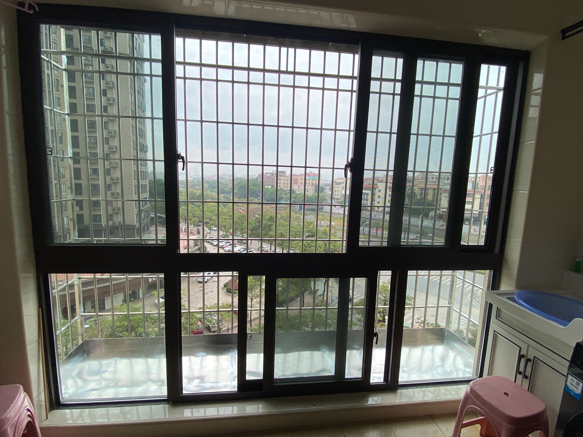 湖南花垣2岁幼童身悬防盗窗警民合力成功解救