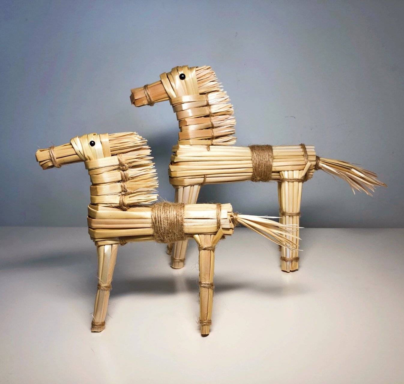 别人不要的小麦秆,我用来做了两匹马 几根小麦秆 一段麻绳 两小时的