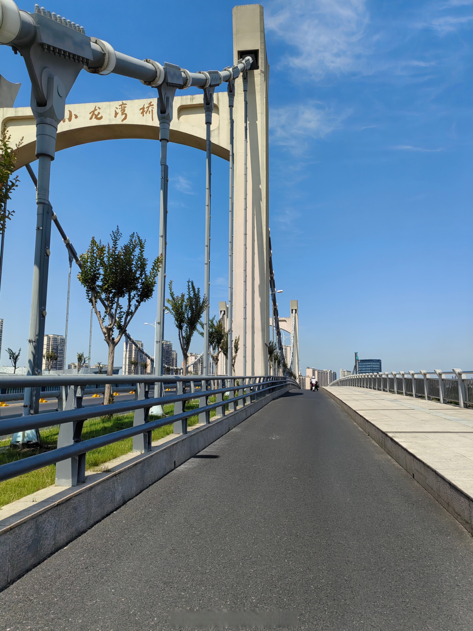 路遇小龙湾网红桥,抬头看天空很蓝～ #每日分享##南京##江宁