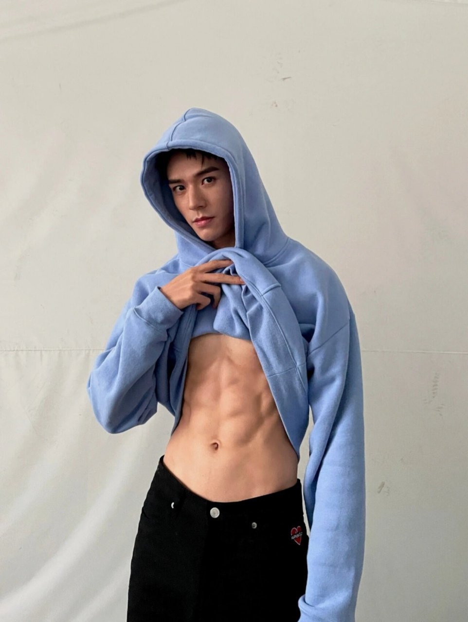 腹肌之男大学生龚俊篇 可惜俊俊现在越来越见外了,裤衩都不喜欢穿了