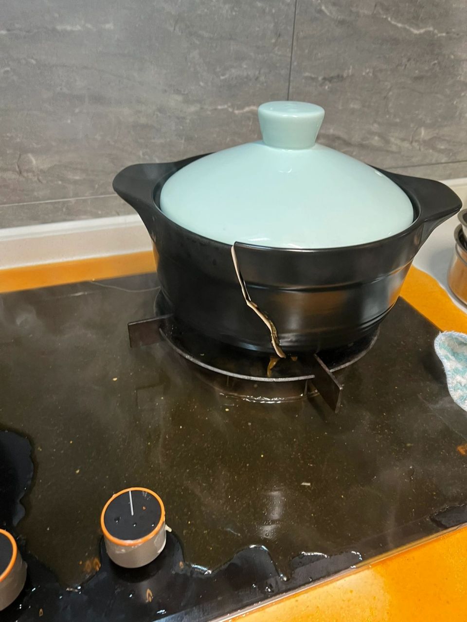 正在开心炒菜,突然砰的一声,旁边的砂锅爆裂开,人傻了